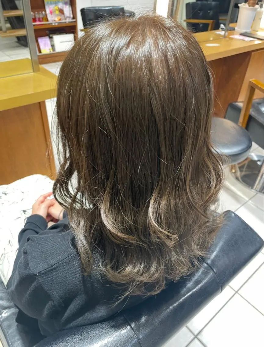 セミロング カラー ベージュカラー オリーブベージュ 🩰韓国レイヤー🩷 艶カラー🌷小栁歩美のヘアスタイル