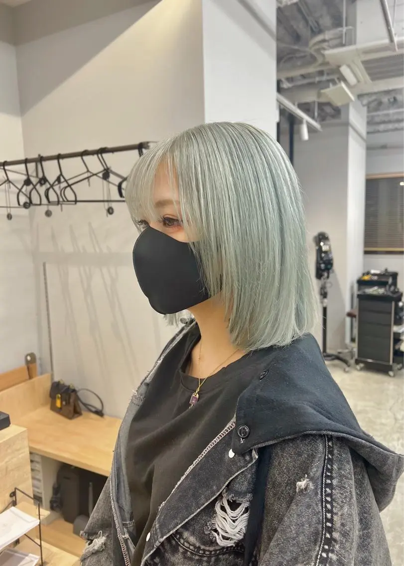 ショート カラー アッシュ アッシュグレー ミント ブリーチ毛の縮毛矯正 ハイトーン/岡本智樹のヘアスタイル