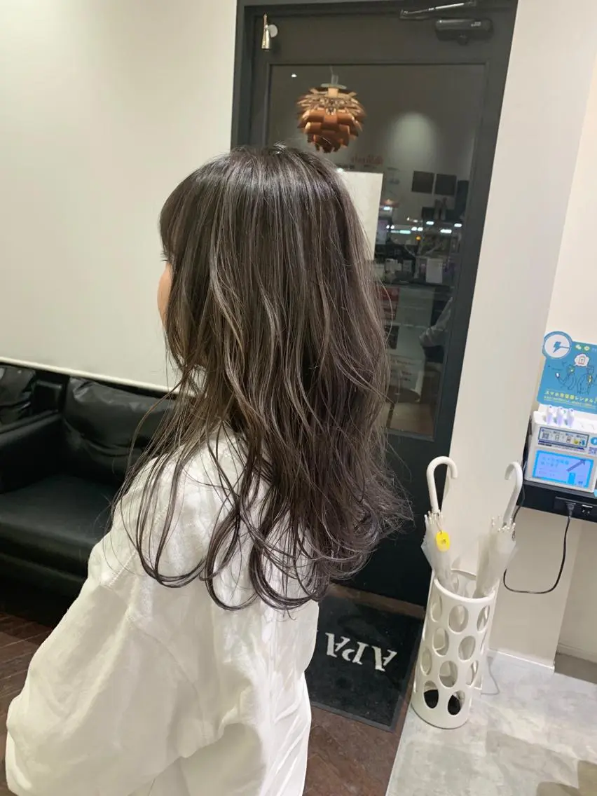 ロング カラー バレイヤージュ ブリーチ レイヤーカット カット ヘアカラー 喜友名 泉樹のヘアスタイル