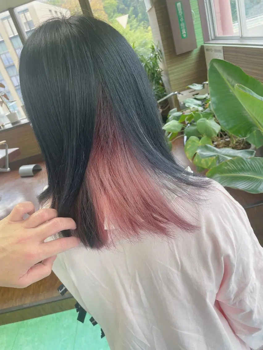 ミディアム カラー 黒髪 ブリーチ インナーカラー ピンクカラー カット ヘアカラー 土居 正季のヘアスタイル