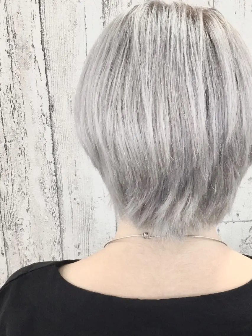ショート カラー 艶髪🫧髪質改善 縮毛矯正✨影山湧市のヘアスタイル