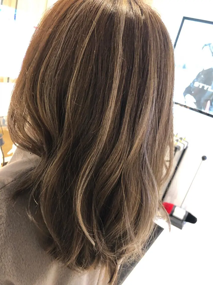 セミロング カラー 30･40代支持率◎ 白髪ぼかし/うる艶髪のヘアスタイル