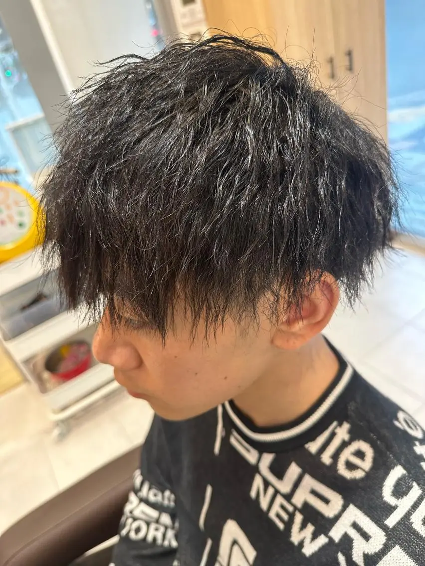 ミディアム パーマ メンズ ミディアムパーマ フェードカット メンズパーマ メンズツイストパーマ 波巻きパーマ 💈メンズ特化 美容師サキ💈のヘアスタイル