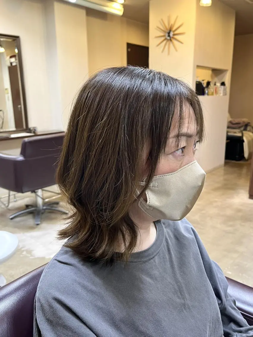 ミディアム アッシュ レイヤーカット 外ハネヘア カット ヘアカラー トリートメント 澤崎 希望のヘアスタイル