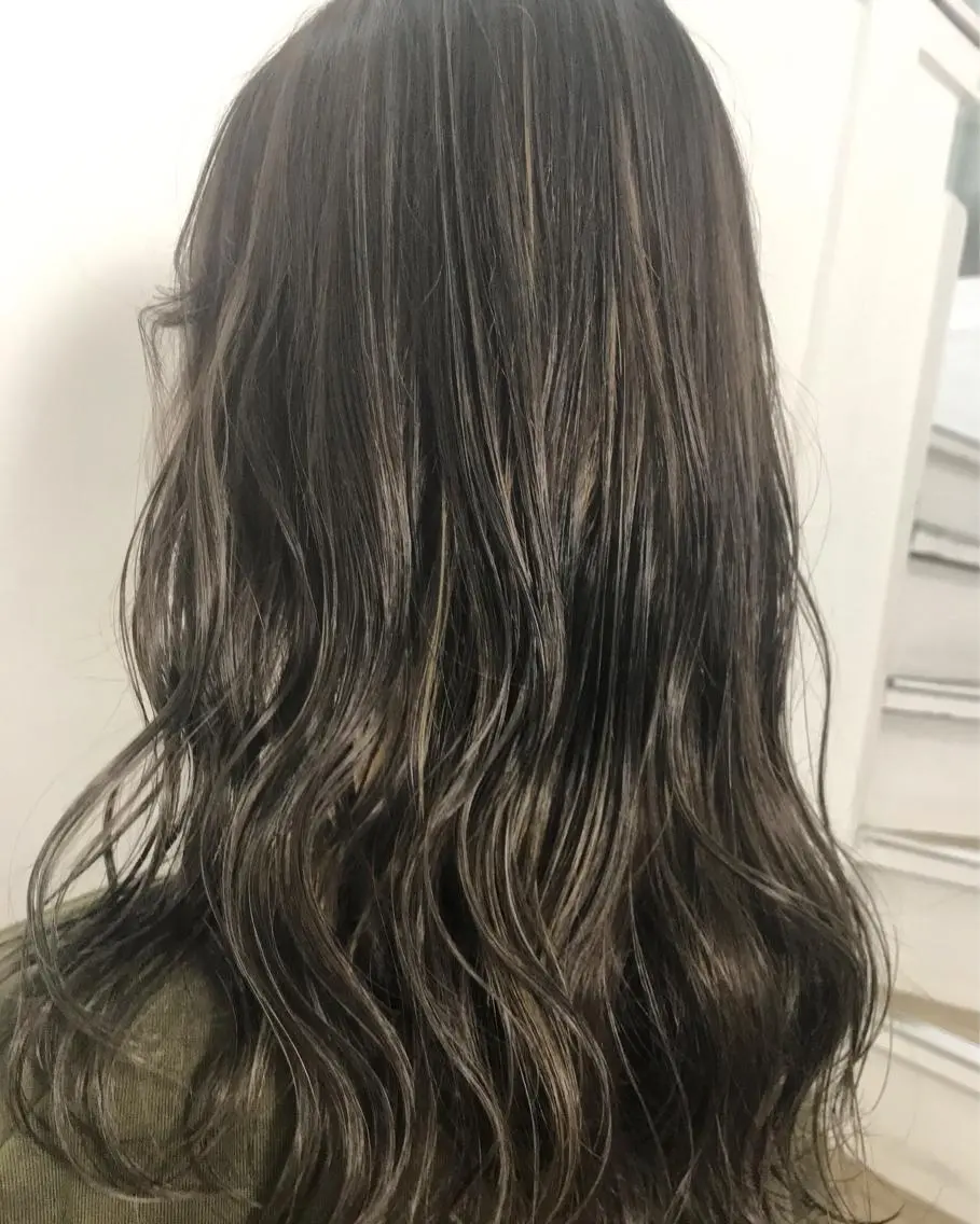 セミロング カラー ヘアカラー トリートメント レイヤーカット 西村あきやのヘアスタイル