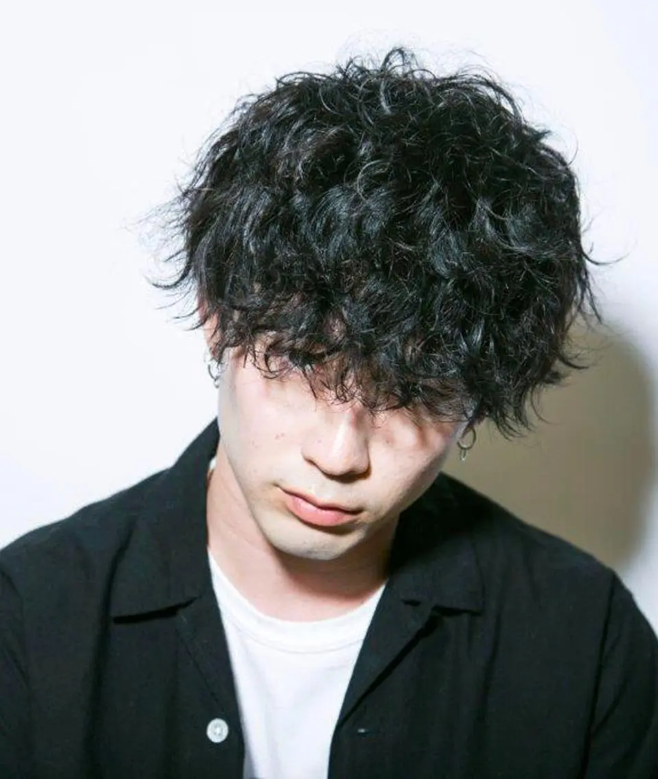 ミディアム カラー パーマ ヘアアレンジ メンズ ミディアムパーマ マッシュ メンズパーマ 小顔カット 松田 亮葉のヘアスタイル