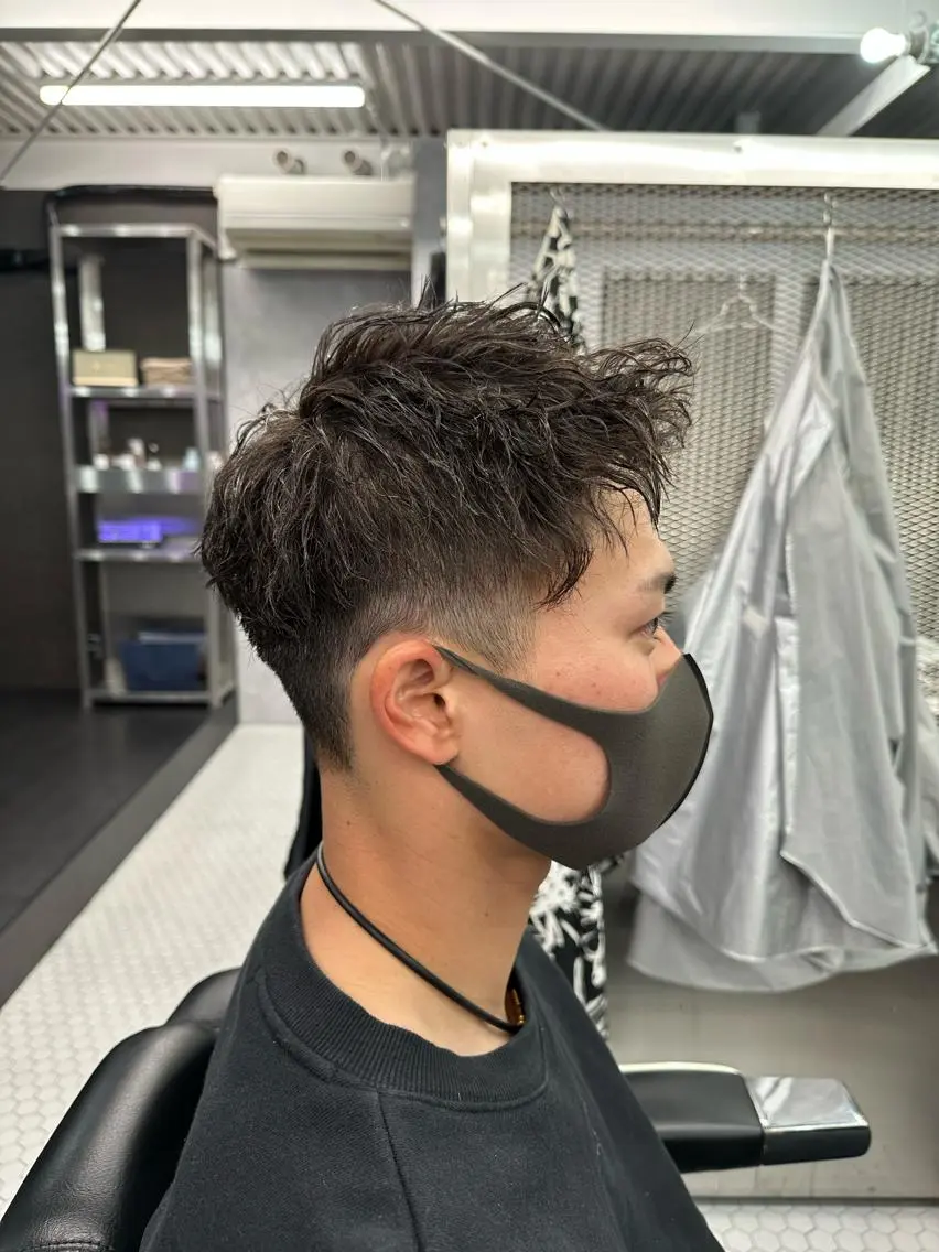 ミディアム カラー パーマ メンズ ミディアムパーマ メンズバレイヤージュ メンズブリーチ ビジネス センターパート メンズ専門美容室 /久徳大輝のヘアスタイル