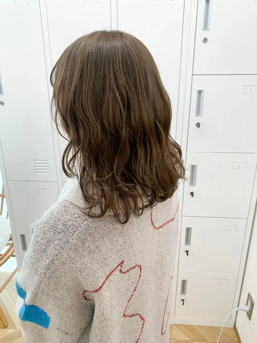 ミディアム カラー ベージュカラー オリーブベージュ カット ヘアカラー トリートメント cirrus🕊 山縣あかりのヘアスタイル