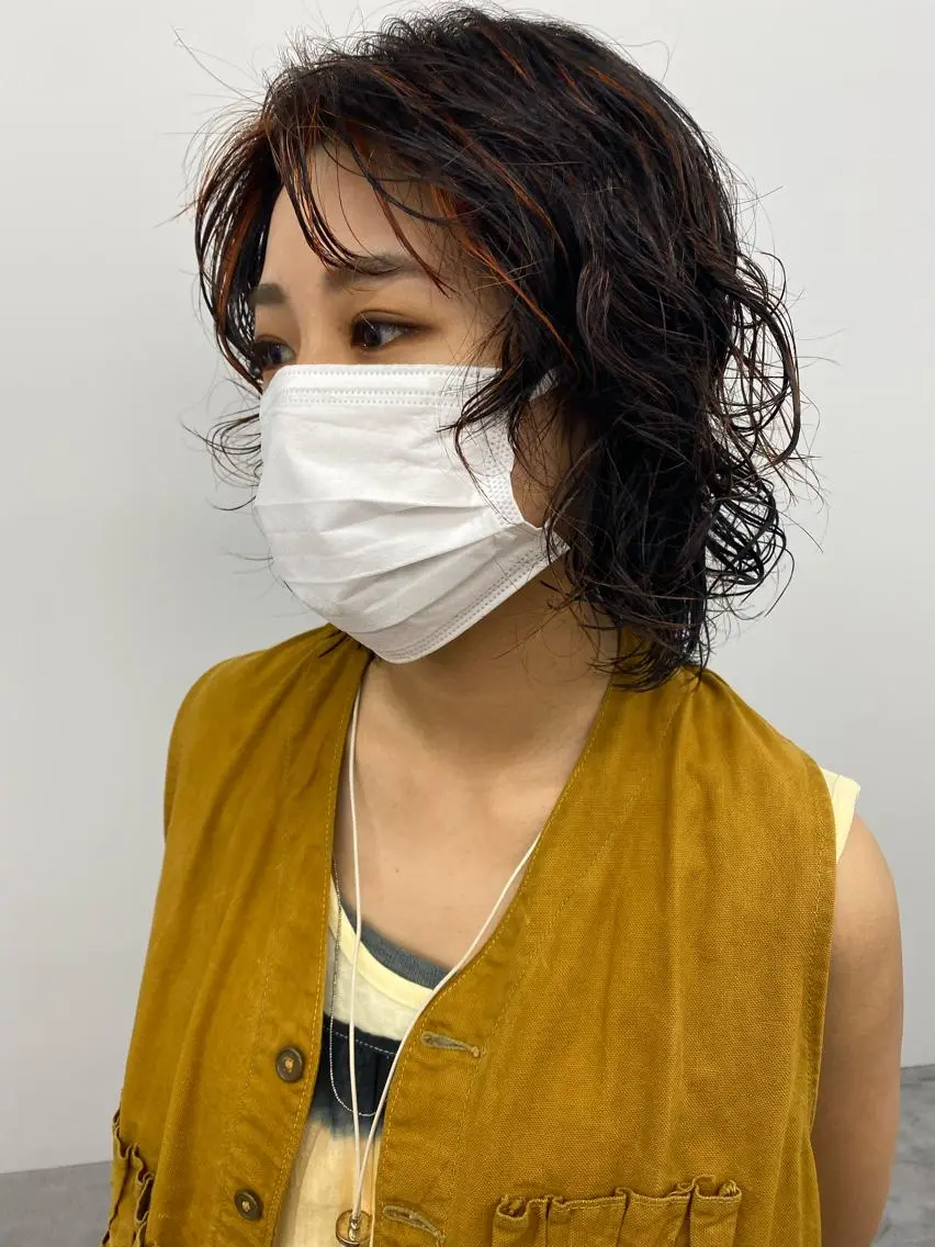 ミディアム カラー パーマ ミディアムパーマ ハイライトカラー オレンジ ハイライト 寒河江 友花のヘアスタイル