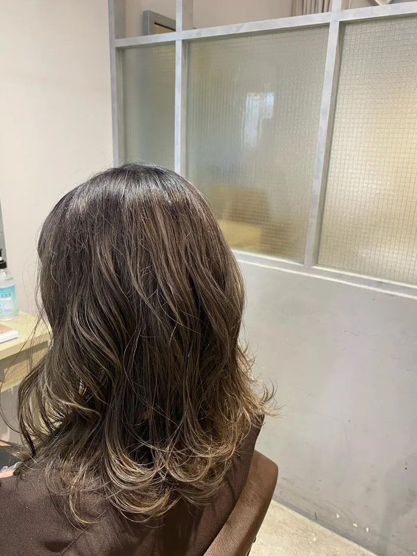 ミディアム カラー EARTH 榎本のヘアスタイル