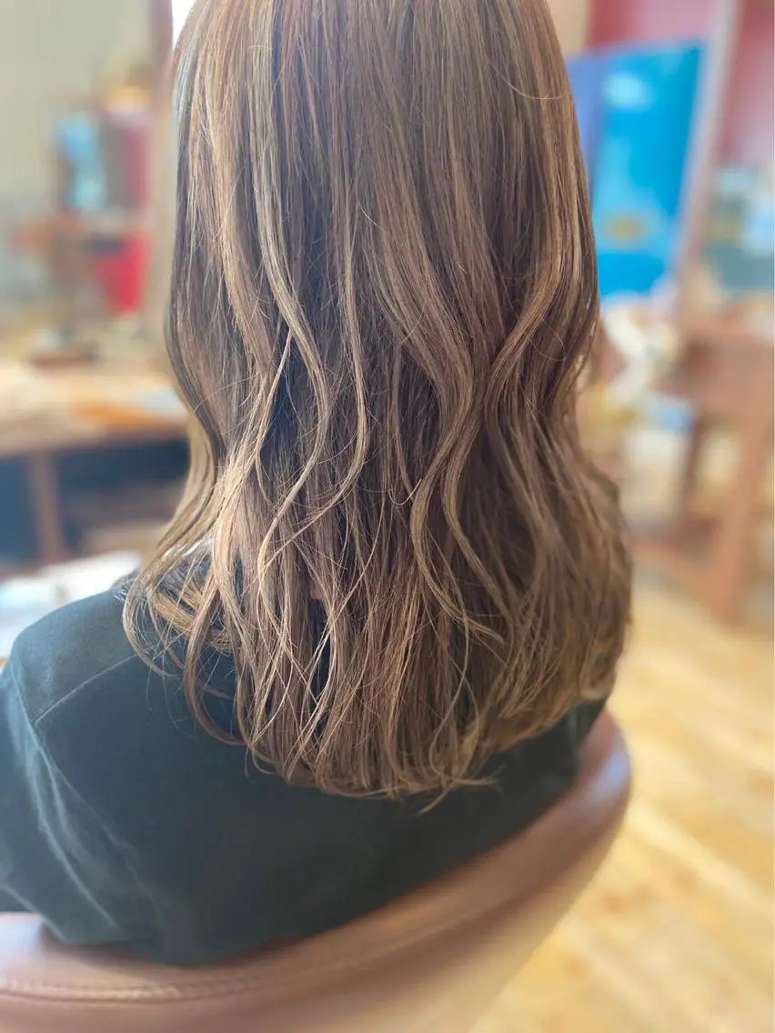 セミロング カラー ハイライトカラー ハイライト メンズパーマ・ 美髪縮毛矯正・坂田のヘアスタイル