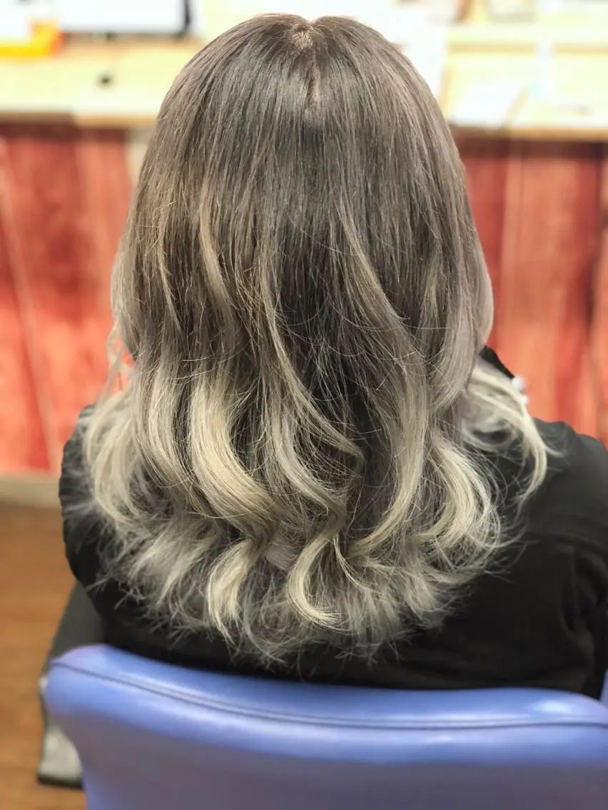 セミロング カラー ヤナ マネージャーのヘアスタイル
