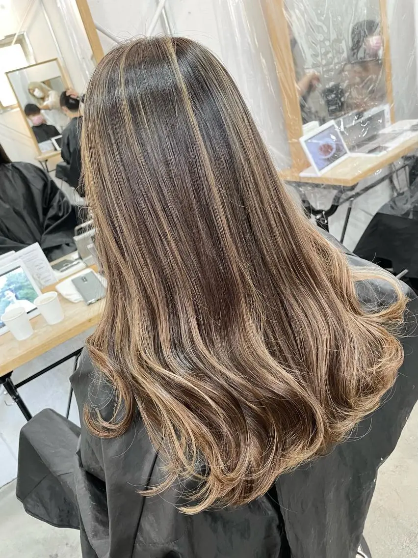 セミロング ハイライト ヘアカラー CARAT堺東 Aujua認定サロンのヘアスタイル
