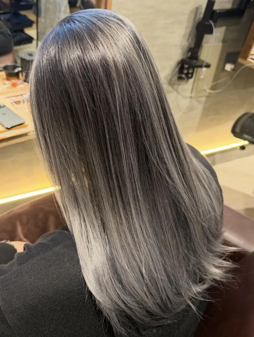 ロング レイヤーカット ヘアカラー スタッフ1 アシスタントのヘアスタイル