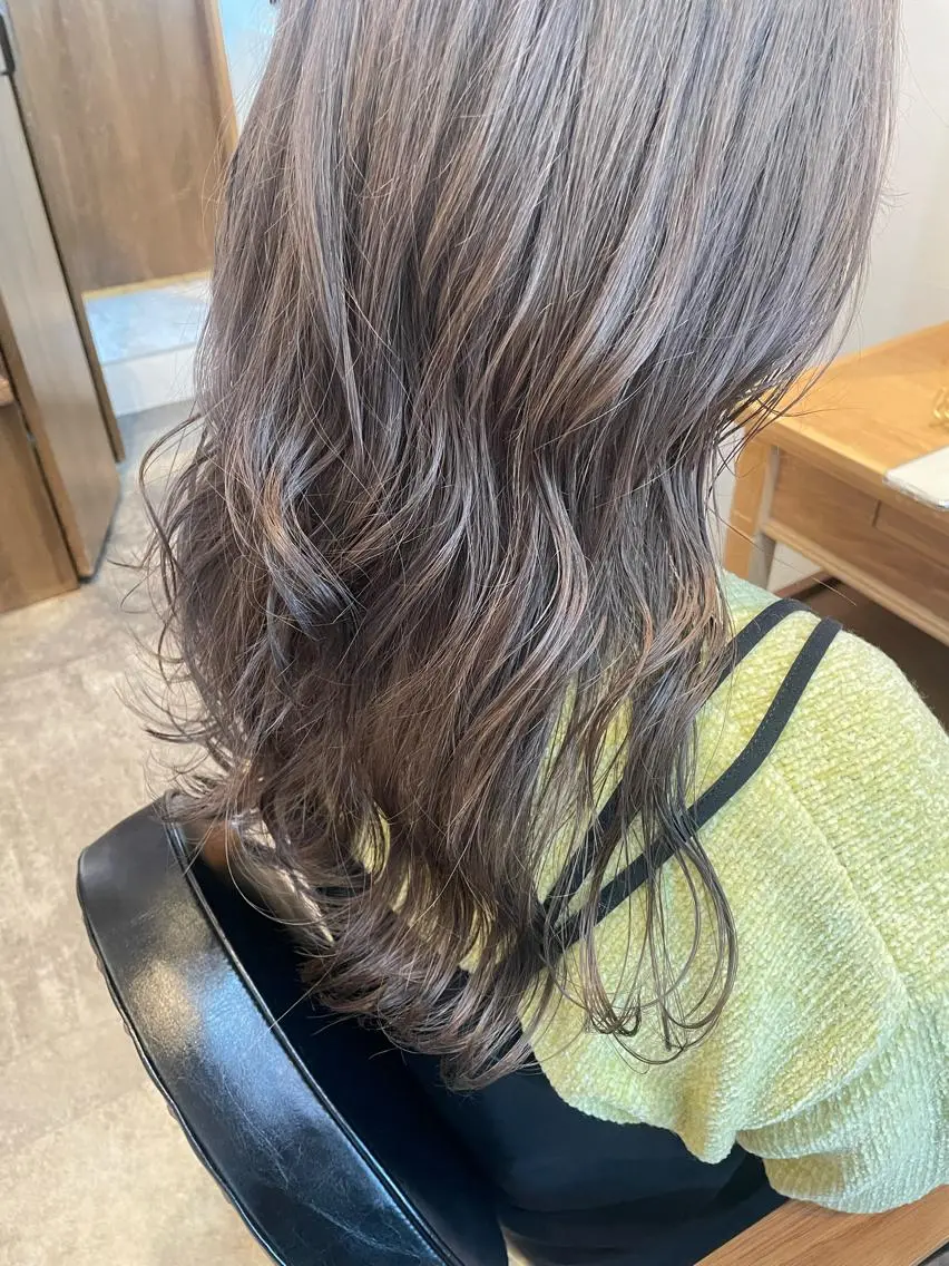セミロング ブリーチなしベージュ カラー佐藤華厘のヘアスタイル
