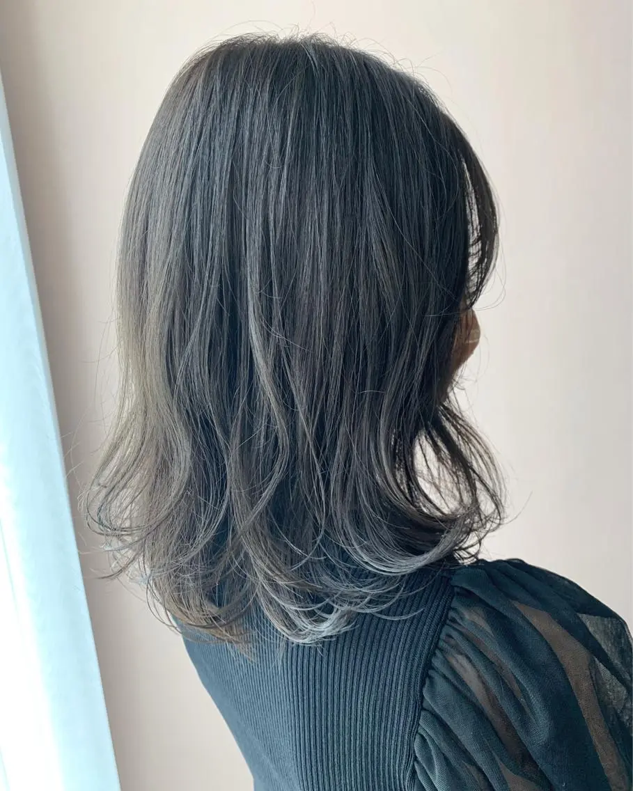 セミロング カラー アッシュ アッシュグレー ブリーチ ブリーチなしカラー hubhair レイヤー/透明感のヘアスタイル