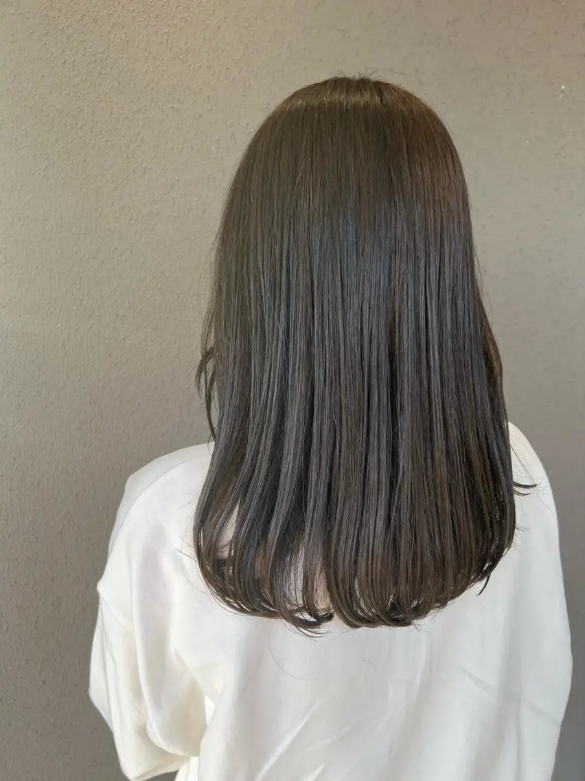 セミロング カラー オリーブグレー カット ヘアカラー 山本 愛永のヘアスタイル