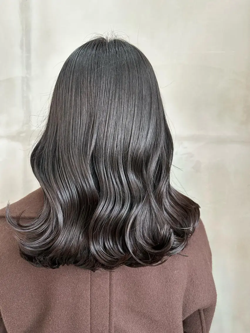 セミロング カット 益 佑夏のヘアスタイル