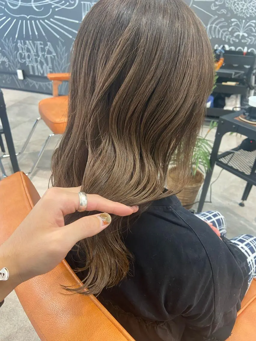 ミディアム カラー ベージュカラー ブリーチ ミルクティーベージュ ウルフカット レイヤーカット上柿のヘアスタイル