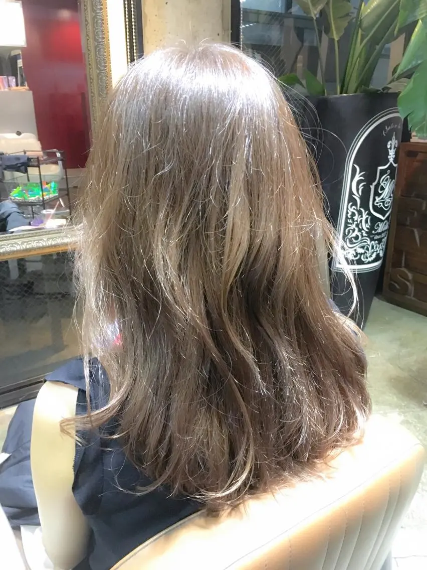セミロング カラー アッシュ ベージュカラー 透明感カラー レイヤーカット ローレイヤー 北條 優輝のヘアスタイル