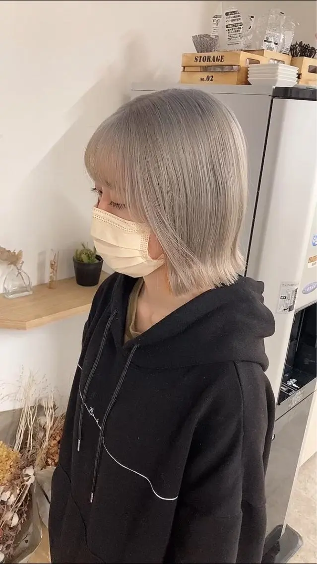 ショート カラー 切りっぱなしボブ ブリーチ ダブルカラー シルバー ホワイトシルバー ヘアカラー Chainon　山中 拓也のヘアスタイル