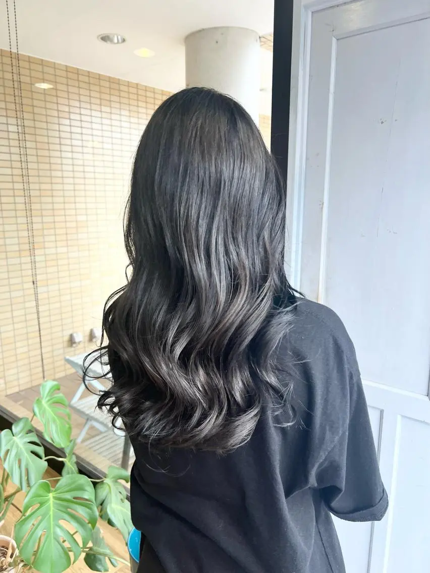 ロング カラー アッシュ アッシュグレー ヘアカラー トリートメント 堀 望美のヘアスタイル