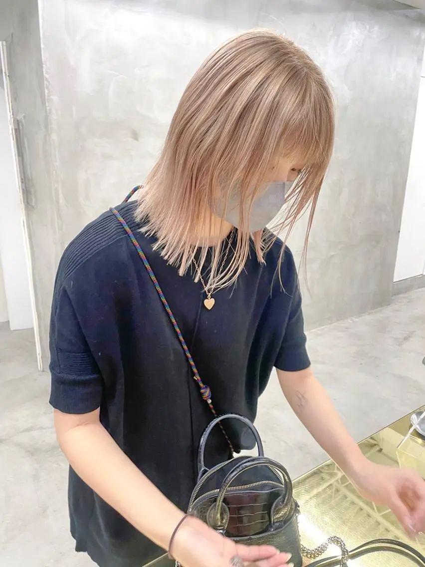 ミディアム カラー ブリーチ カット ヘアカラー トリートメント レイヤーカット 🪩yurikaのヘアスタイル