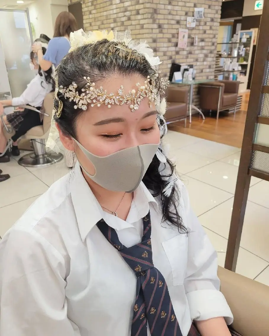 ヘアアレンジ 羽エクステ🪽 🤍まき🤍のヘアスタイル