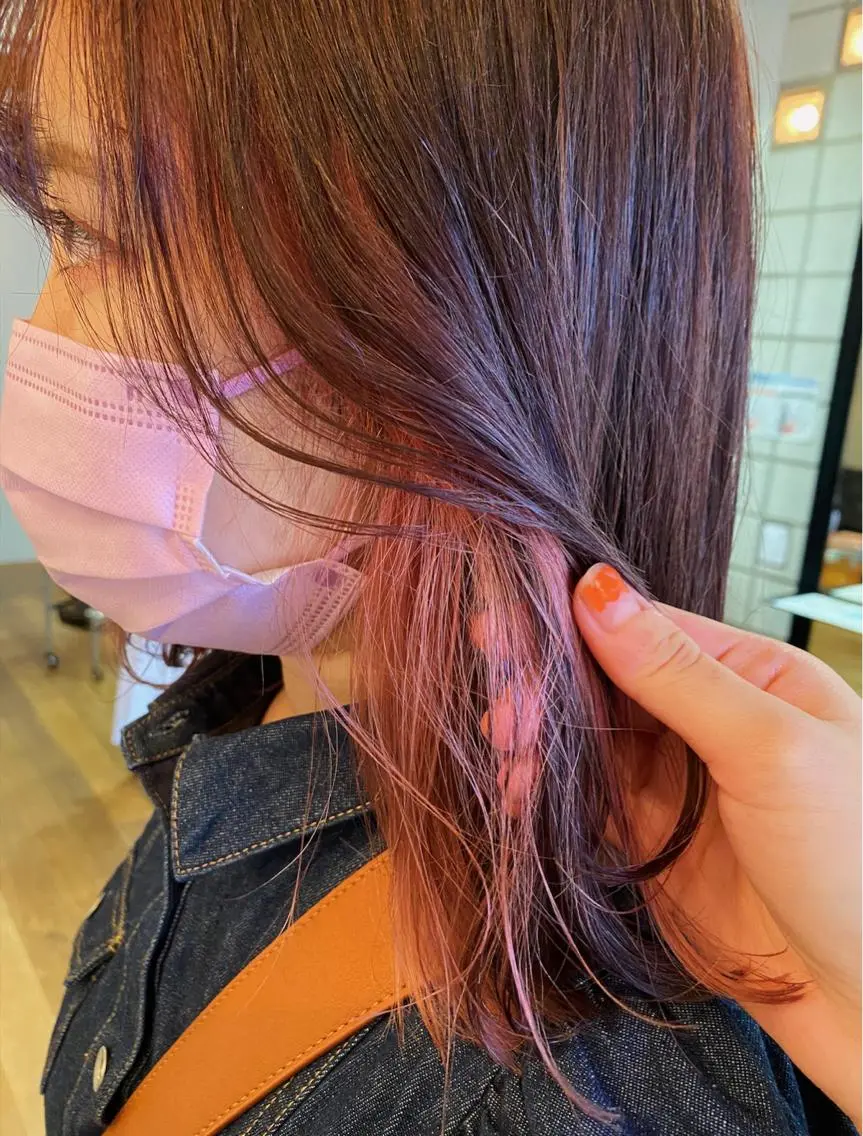 ミディアム カラー インナーカラー ピンクカラー 塩澤 榛奈のヘアスタイル
