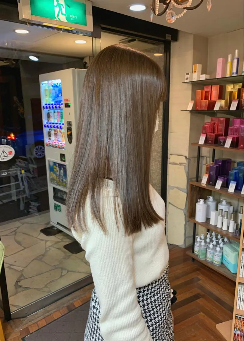 セミロング カラー ベージュカラー ミルクティーベージュ カット ヘアカラー トリートメント 矢野 晃平のヘアスタイル