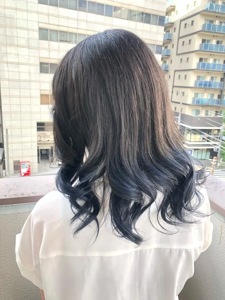 セミロング 寒色/ベージュヘア ブリーチありMiOのヘアスタイル