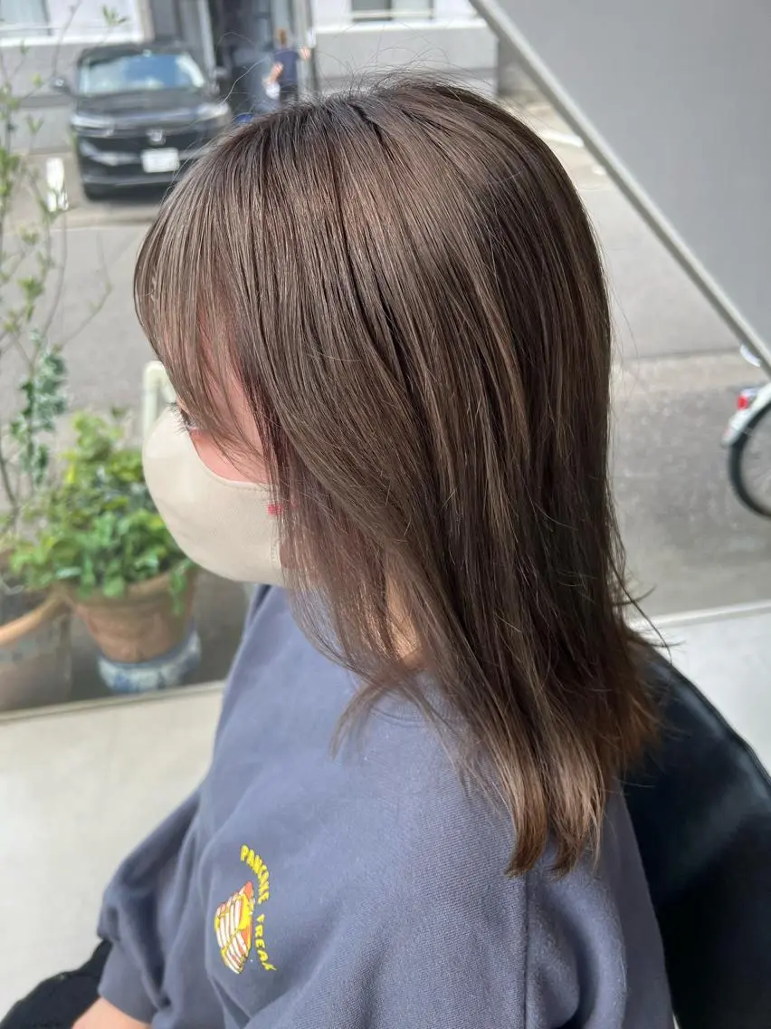 セミロング カラー ヘアアレンジ グレージュ シルバー シルバーグレージュ カット ヘアカラー トリートメント APREKO SAYAKAのヘアスタイル