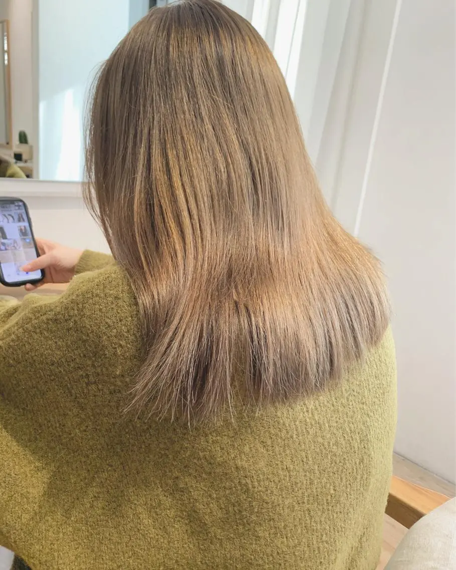 ミディアム カラー ネイル ハイトーンボブ 前田 表参道　グレージュのヘアスタイル