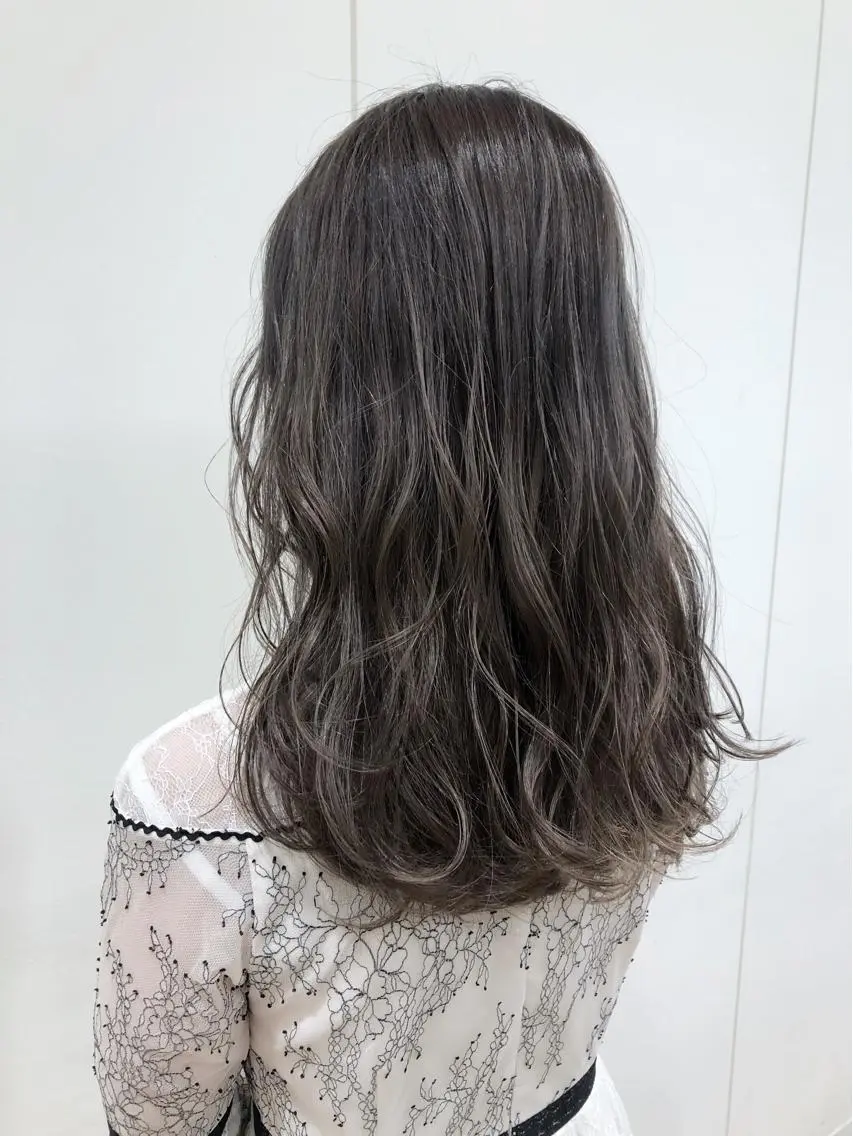 セミロング カラー グラデーションカラー グレージュ ハイライトカラー ハイライト ケアブリーチ 坪井佑樹のヘアスタイル