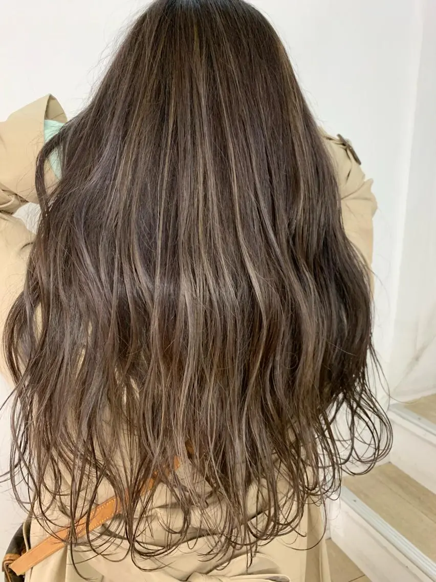 ミディアム カラー レイヤーカット 西村あきやのヘアスタイル