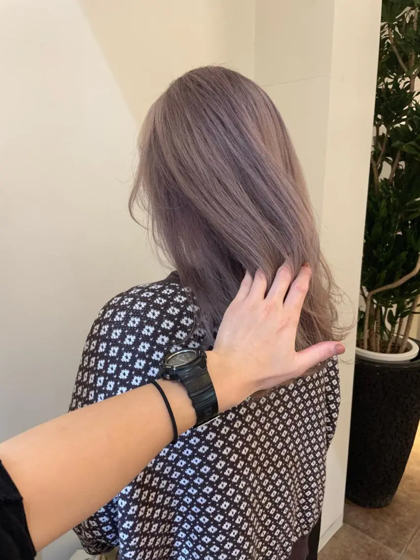 セミロング カラー グレージュ ヘアカラー トリートメント ダメージレスブリーチ HIROSHIのヘアスタイル