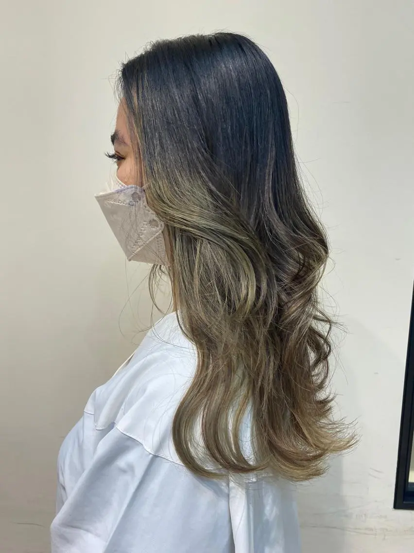 ロング カラー アッシュ バレイヤージュ ベージュカラー ブリーチ ハイライトカラー ヘアカラー トリートメント 艶•透明感カラー フィーシーのヘアスタイル