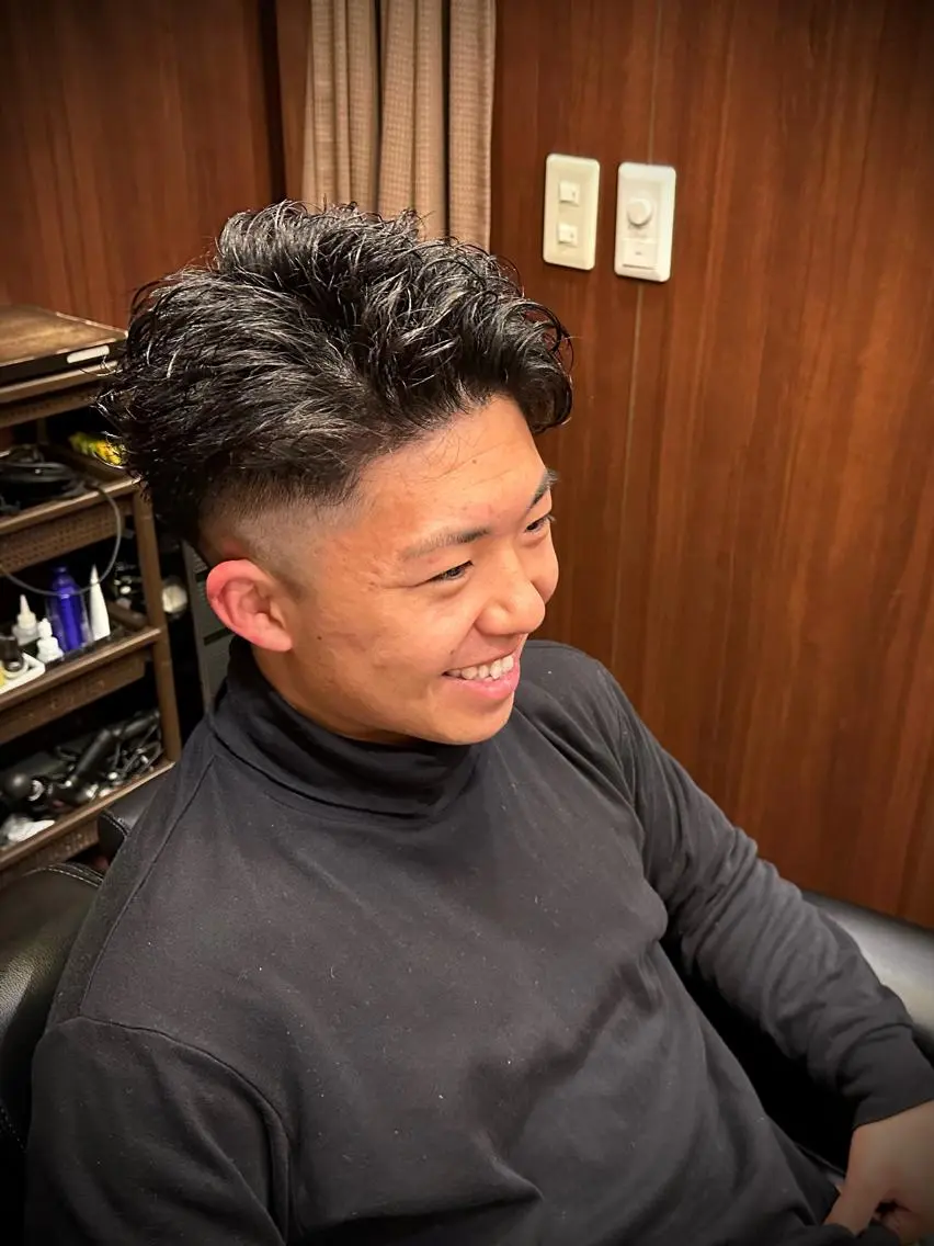 ミディアム パーマ 岡崎 海人のヘアスタイル