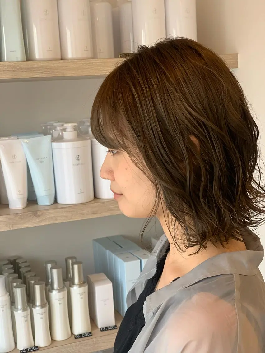ミディアム ボブ 外ハネヘア カット ヘアカラー cher. 新井瑞希のヘアスタイル