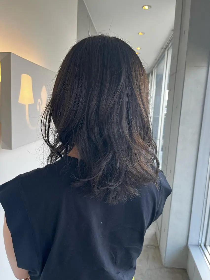 ミディアム アッシュ おせ ちさとのヘアスタイル