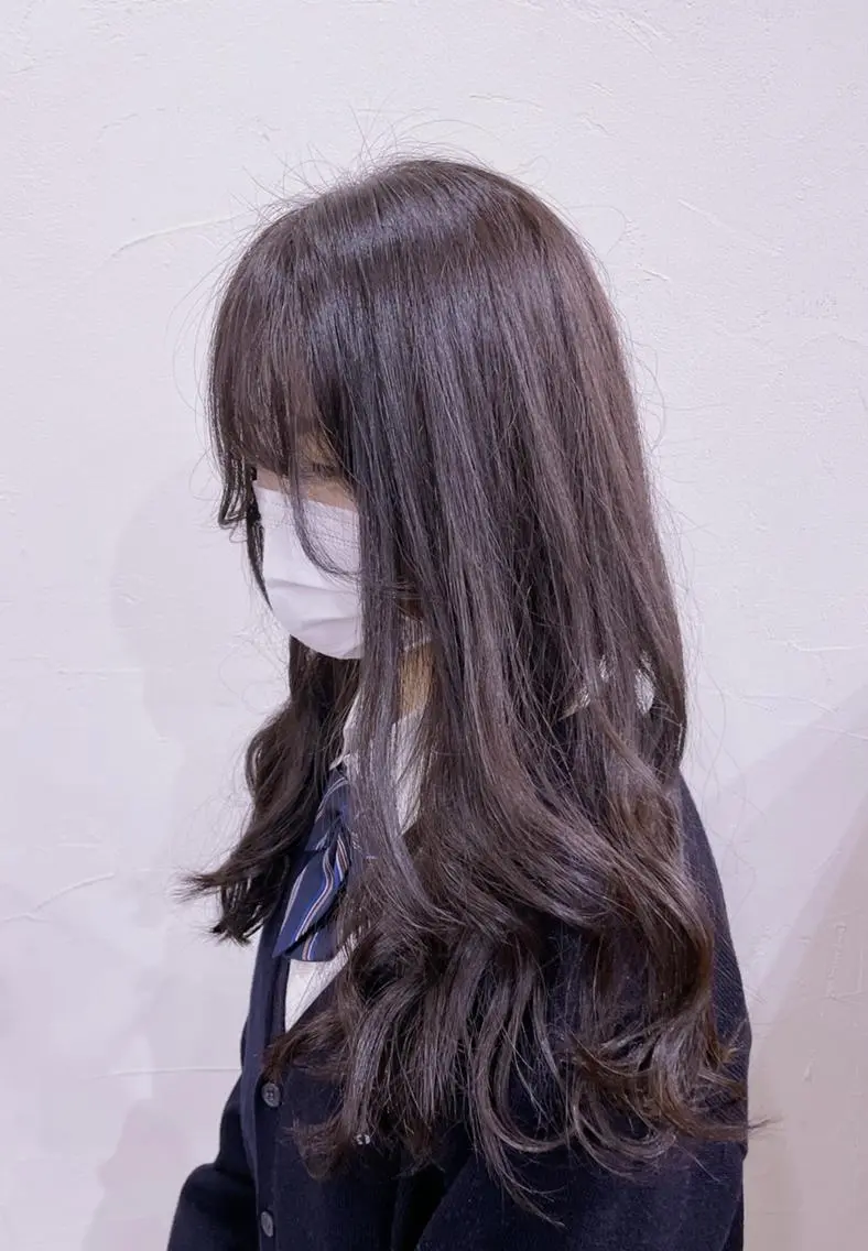 ロング カラー 黒髪 グレージュ soin by poshのヘアスタイル