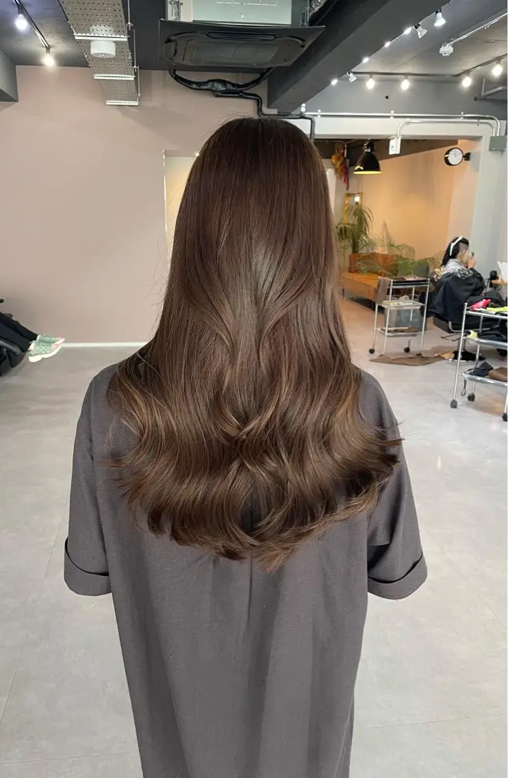 ミディアム カラー カット ヘアカラー トリートメント レイヤーカット 西村あきやのヘアスタイル