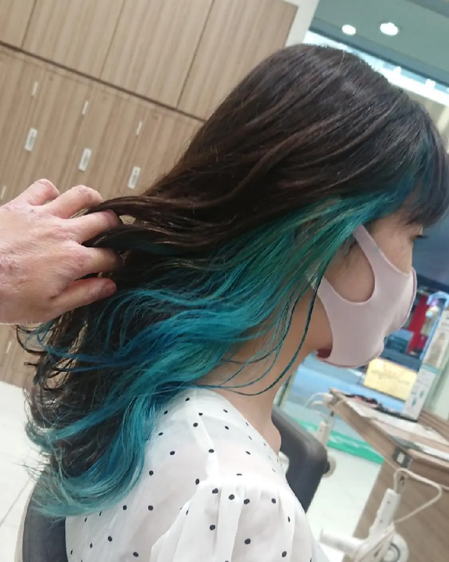 セミロング カラー ブリーチ ブルーカラー ケアブリーチ インナーカラー ウルフカット/デザイ ンカラー/あらげのヘアスタイル