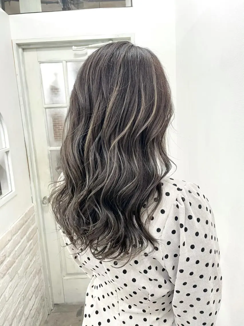 セミロング 白いハイライト🤍 タナカリョウスケのヘアスタイル