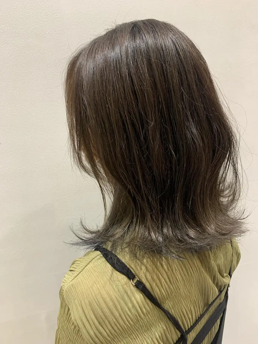ミディアム カラー ヘアアレンジ グレージュ 🐝岡本 柚葉🐝のヘアスタイル