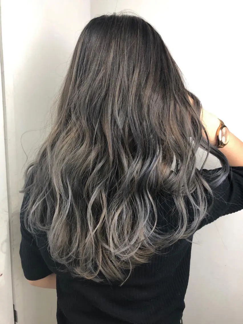 セミロング レイヤーカット 白髪ぼかしハイライト バレイヤージュヤマトのヘアスタイル