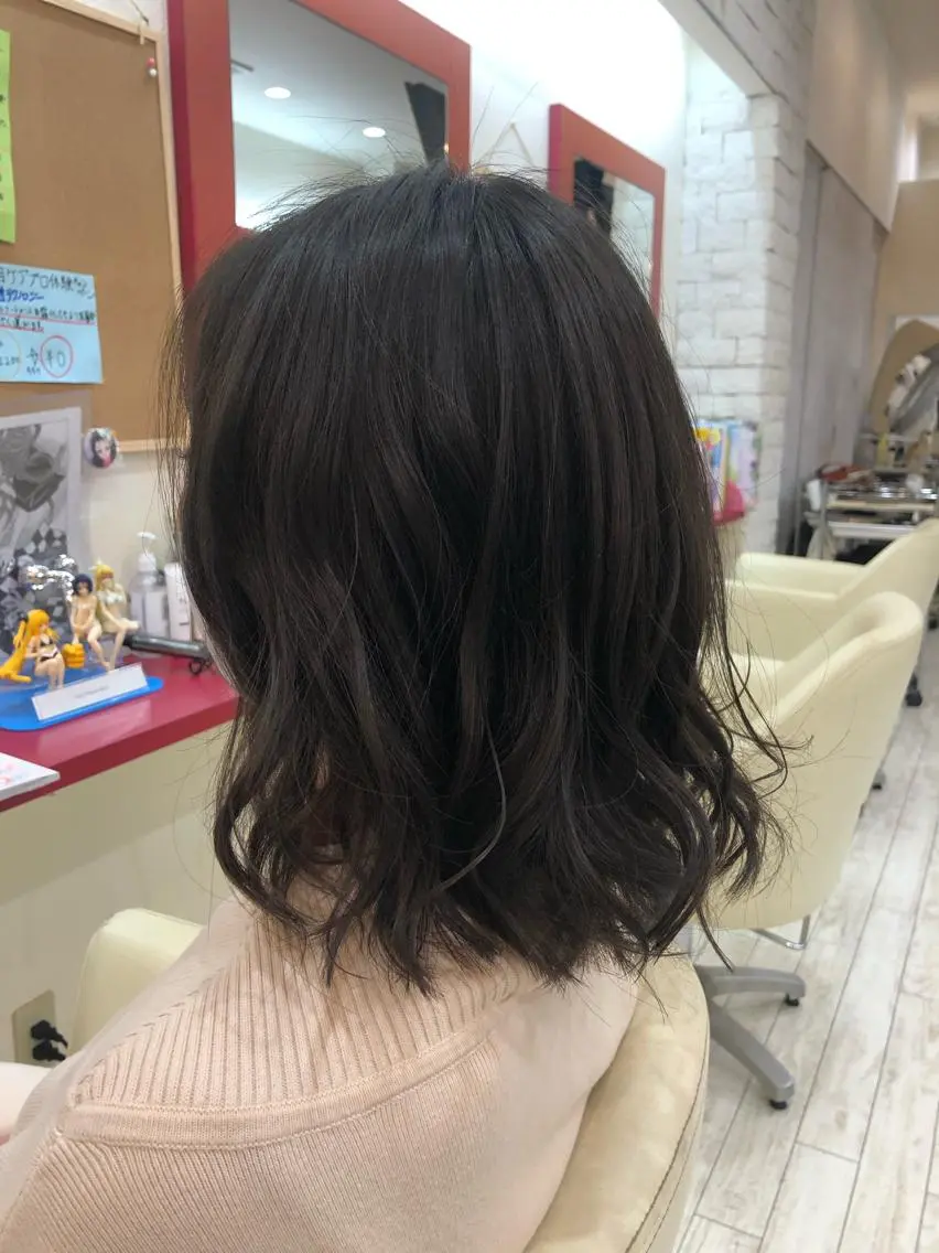 セミロング まさき✂︎ブリーチ／ デザインカラーのヘアスタイル