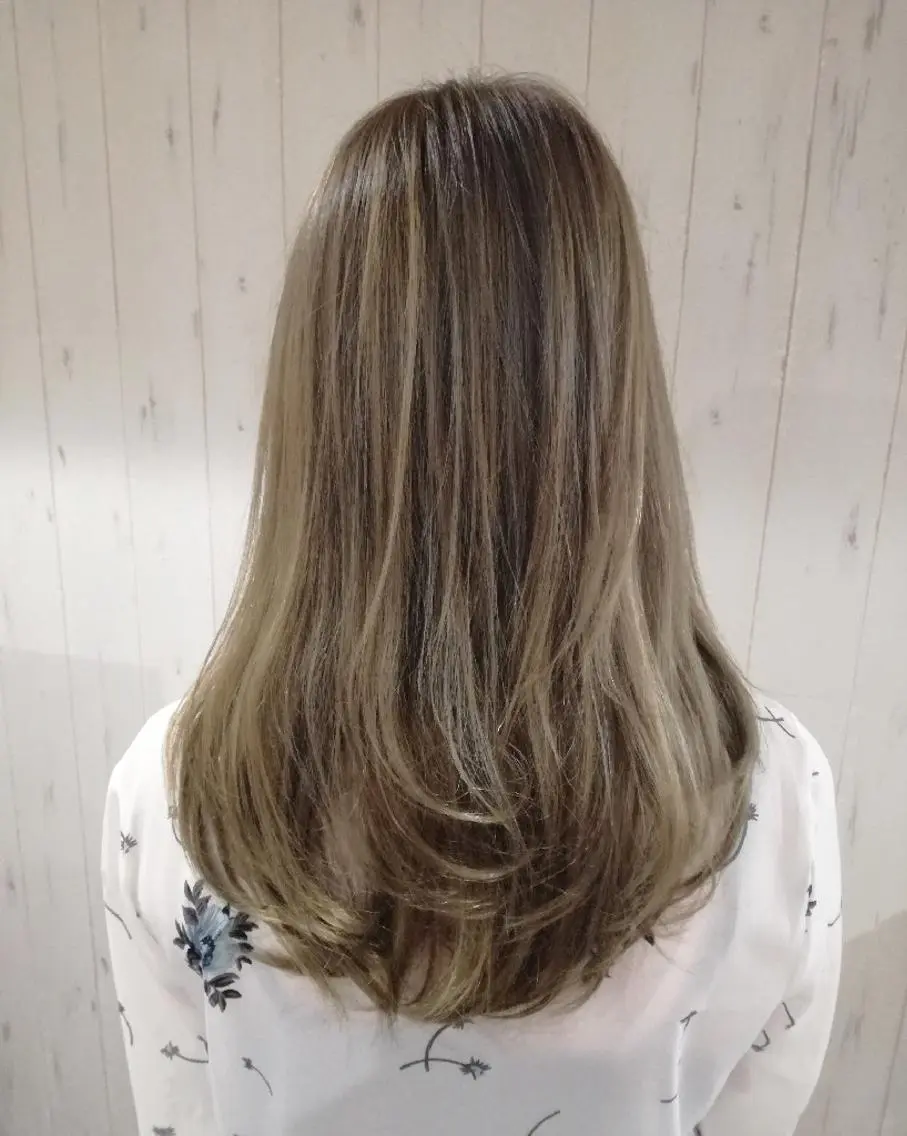 セミロング カラー アッシュ ベージュカラー ブリーチ ハイライトカラー ハイライト 西川 敏夫のヘアスタイル