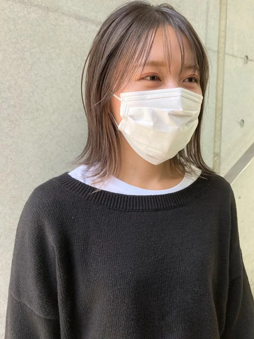 ショート カラー ベージュカラー ブリーチ 顔まわりレイヤー デザインカットのヘアスタイル