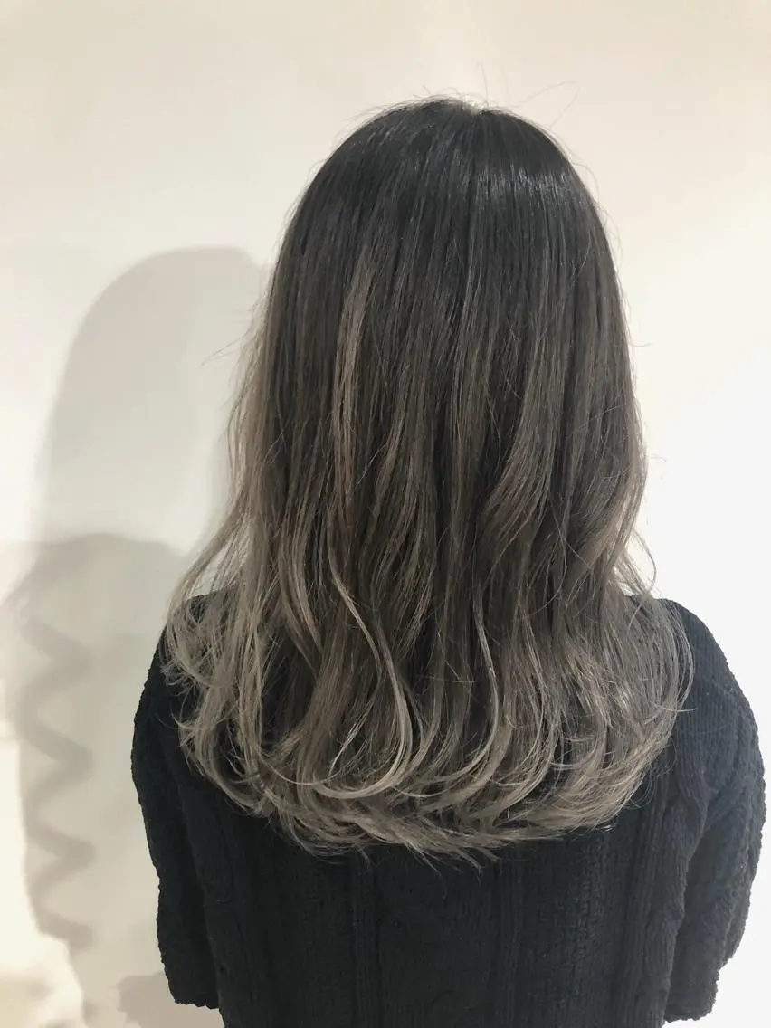 セミロング カラー アディクシーカラー アッシュ ハイライトカラー シルバー シルバーアッシュ ヘアカラー トリートメント 🍊新宿南口🍊 ERINAのヘアスタイル
